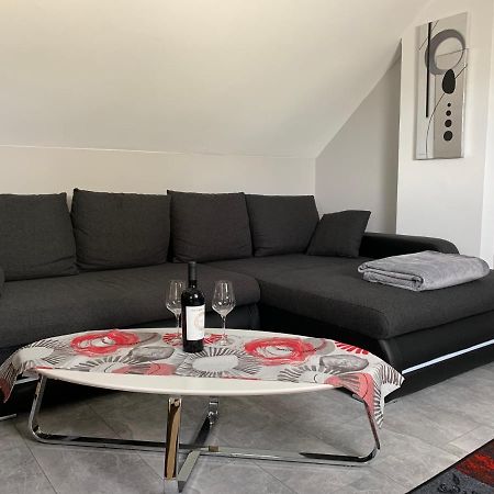 Ferienwohnung Sunny - Moderne Ferienwohnung Im Gruenen In Saarbruecken-West ภายนอก รูปภาพ